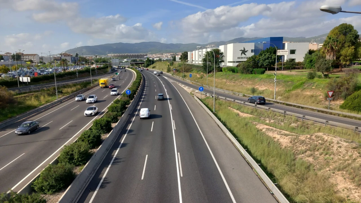 Debate sobre la regulación de vehículos en la isla: posibles limitaciones a la entrada de coches en verano de 2026