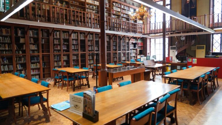Biblioteca de Cort