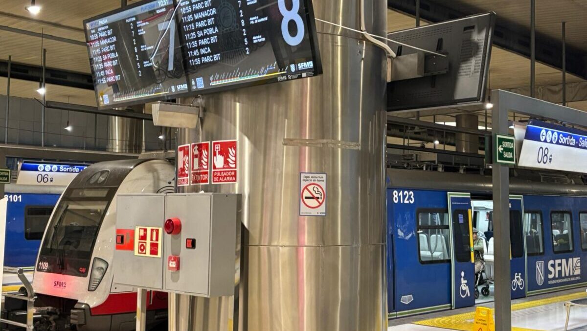El Govern refuerza el transporte público con servicios especiales de metro para las PAU